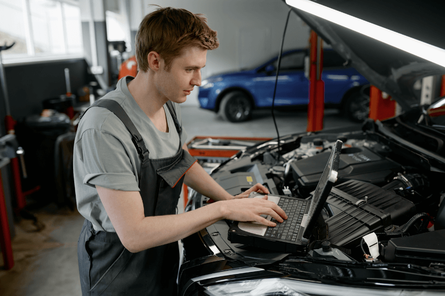 Mecanic auto utilizând un sistem digital de gestiune service pentru diagnoză și reparații auto