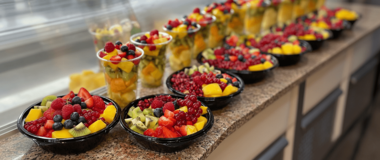 Boluri cu fructe proaspete și gustări sănătoase pregătite in-house la magazinul Fragus