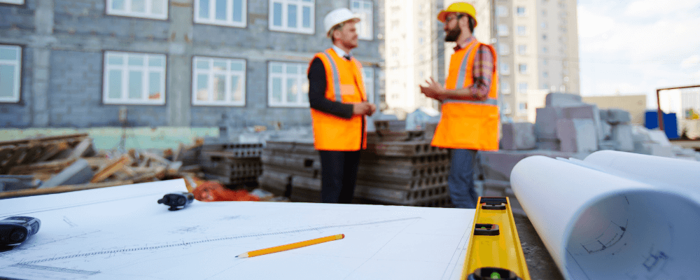 Muncitori pe șantier de infrastructură finanțat din fonduri europene în sectorul construcțiilor