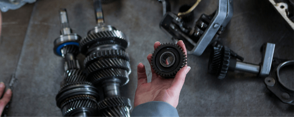 Componentă de suspensie auto și piese mecanice într-un service - industrie auto și mentenanță