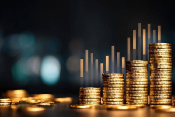 Situația economică în 2026 ilustrată prin monede și grafic financiar