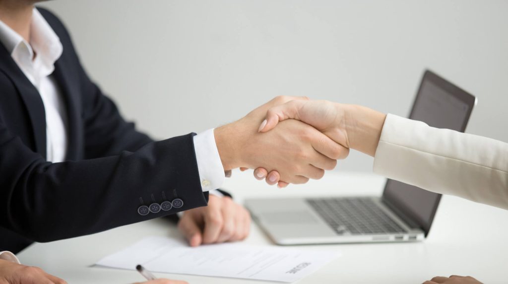 Discuție între angajator și candidat despre salariu, în contextul transparenței salariale 2026